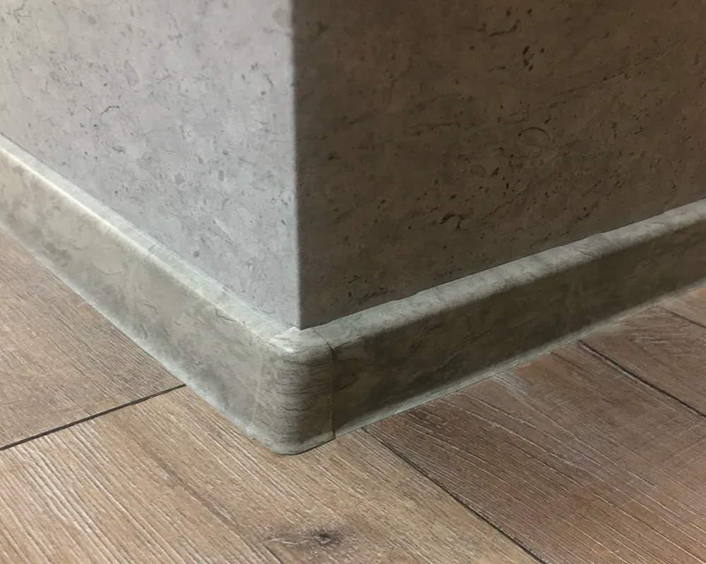 Плинтус ПВХ со съемной панелью Идеал Деконика 70 мм 418 Дуб жемчужный