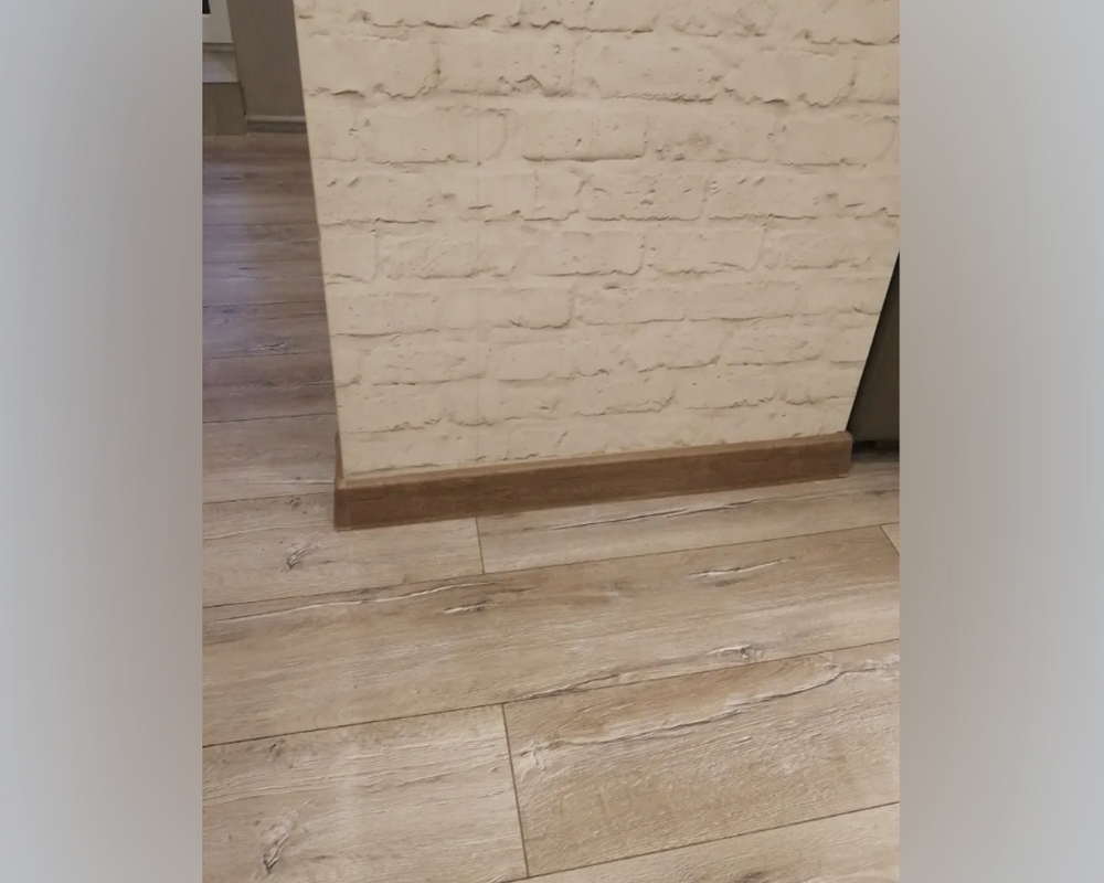 Плинтус ПВХ со съемной панелью Идеал Деконика 70 мм 221 Дуб янтарный