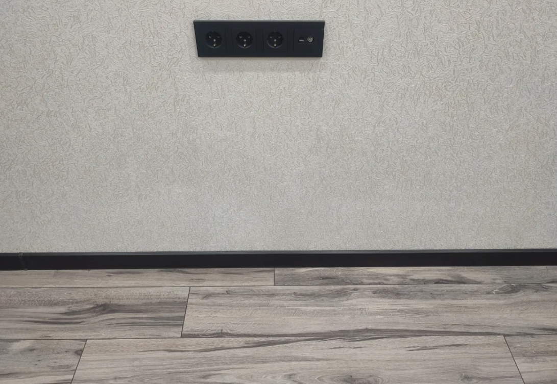 Плинтус ПВХ со съемной панелью Идеал Деконика 70 мм 303 Венге темный