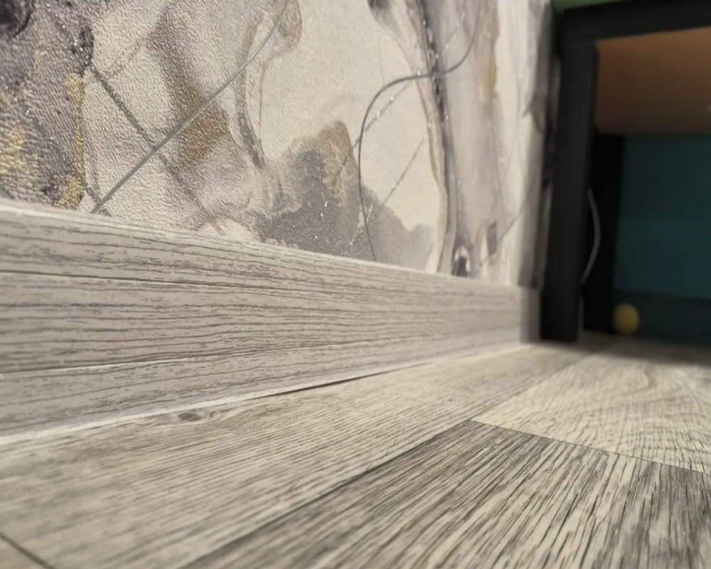 Плинтус ПВХ со съемной панелью Идеал Деконика 70 мм 296 Орех серый