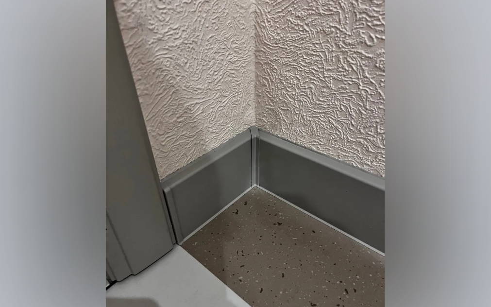 Плинтус прямоугольный ПВХ Идеал Дюра  80мм 2,2м 002 Светло-серый