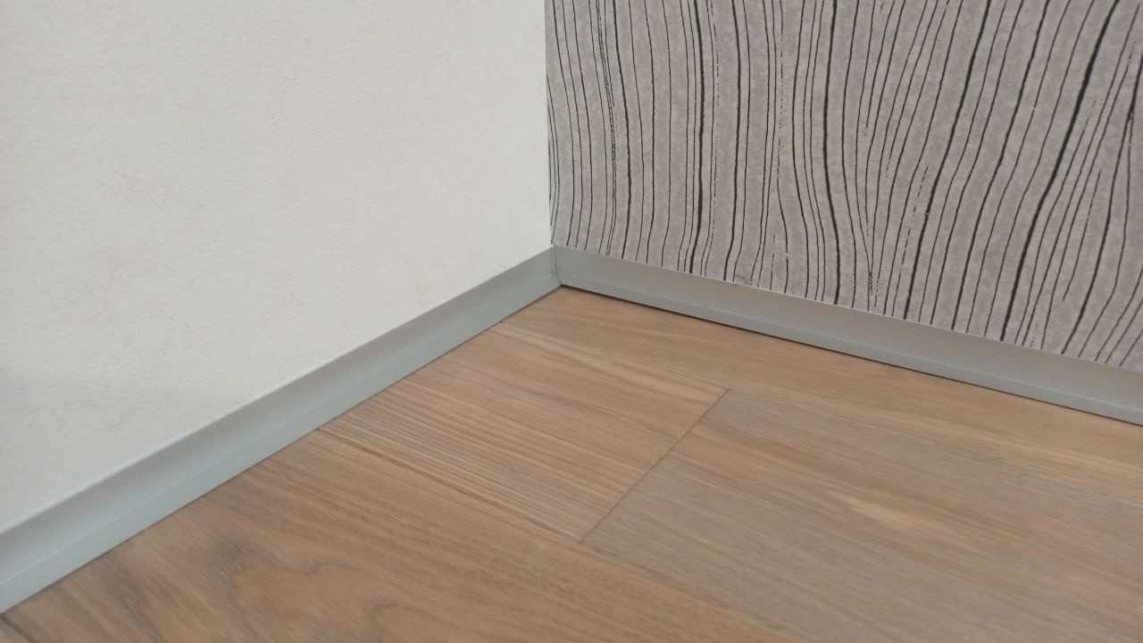 Микроплинтус SL16X25-01L 16х25х2000мм Серебро матовое