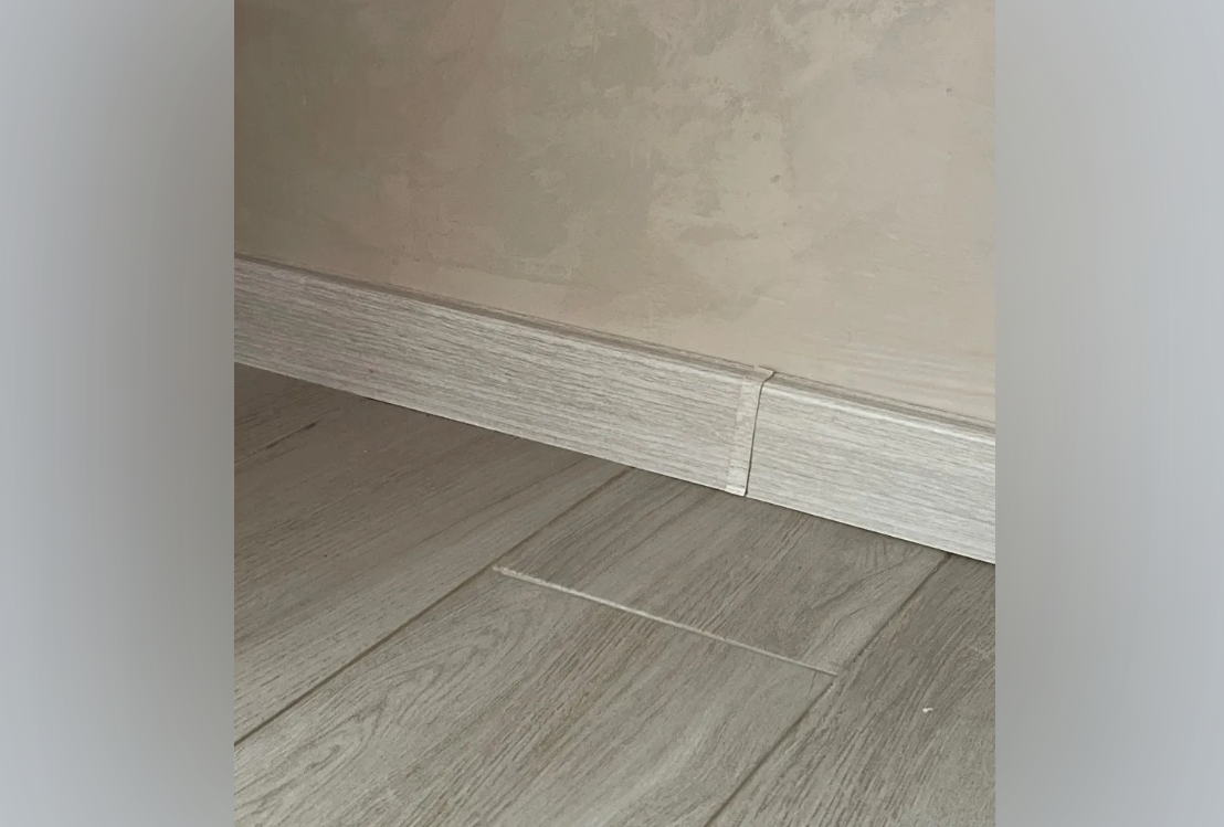 Плинтус со съемной панелью ПВХ Деконика ИДЕАЛ 55мм 2,2м. 265 Клен патина