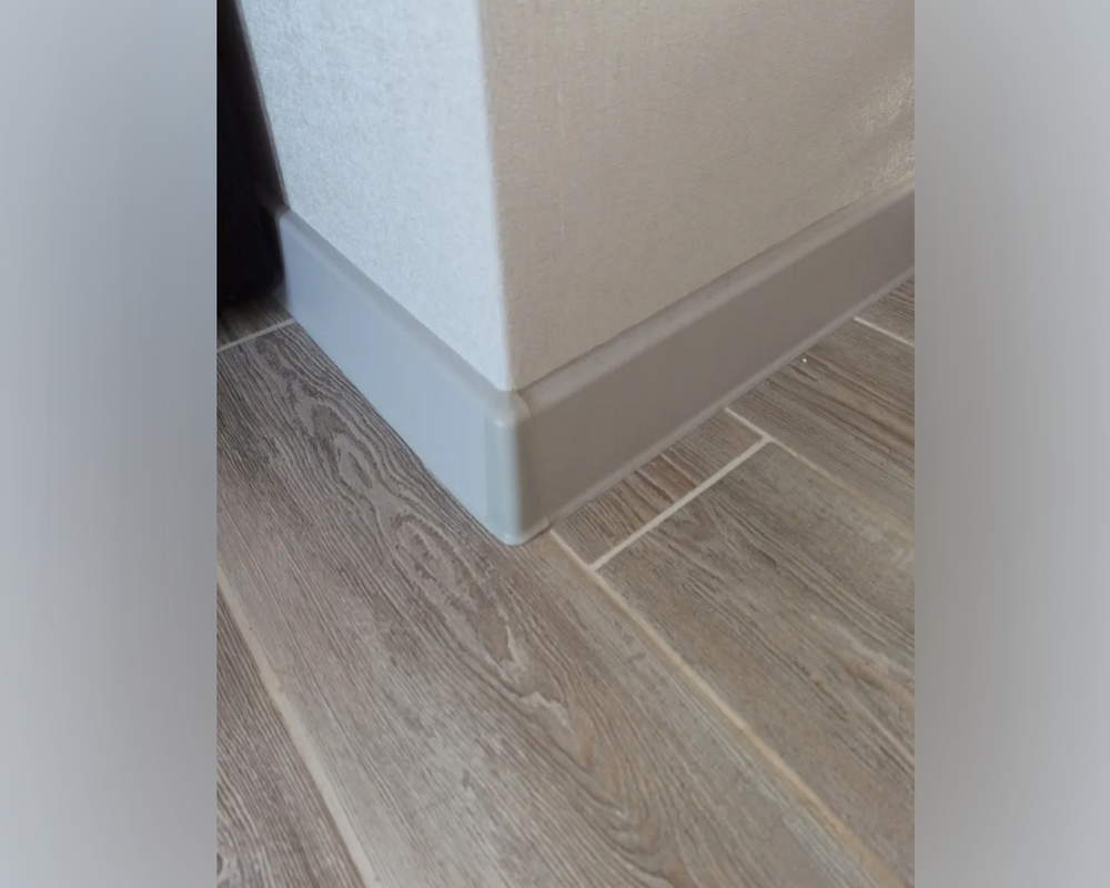 Плинтус ПВХ со съемной панелью Идеал Деконика 70 мм 296 Орех серый