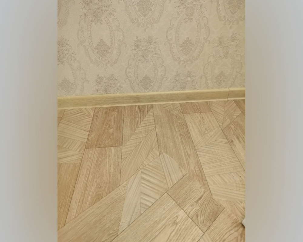 Плинтус ПВХ со съемной панелью Идеал Деконика 70 мм 205 Дуб капучино