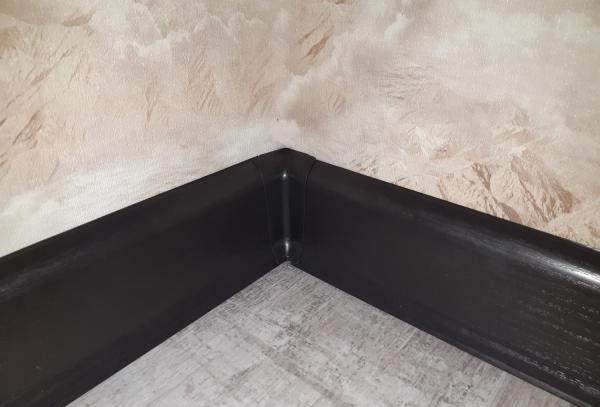 Плинтус ПВХ со съемной панелью Идеал Деконика 70 мм 303 Венге темный