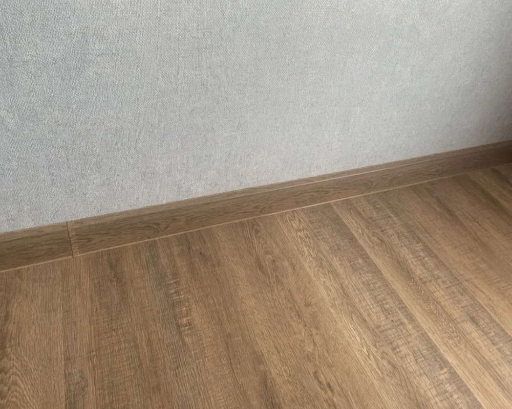 Плинтус ПВХ со съемной панелью Идеал Деконика 70 мм 221 Дуб янтарный