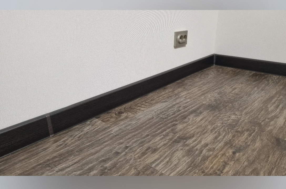 Плинтус ПВХ со съемной панелью Идеал Деконика 70 мм 303 Венге темный