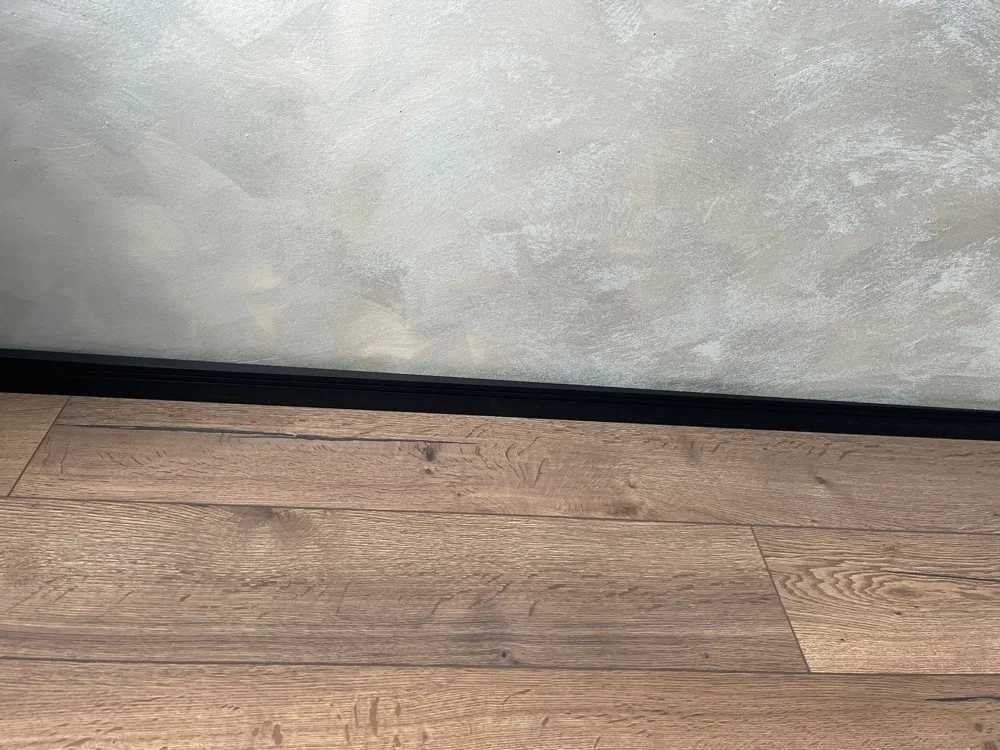 Антиплинтус алюминиевый под светодиодную ленту Апл 03.2700.15 Черный