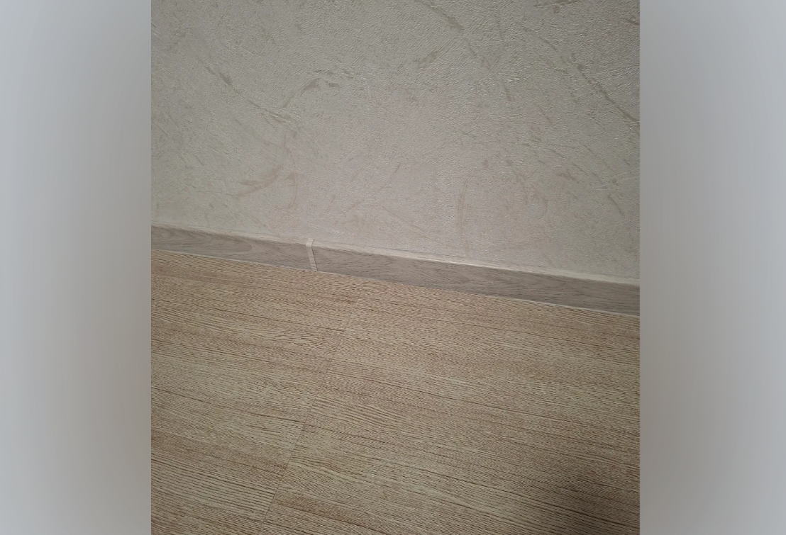 Плинтус со съемной панелью ПВХ Деконика ИДЕАЛ 55мм 2,2м. 265 Клен патина