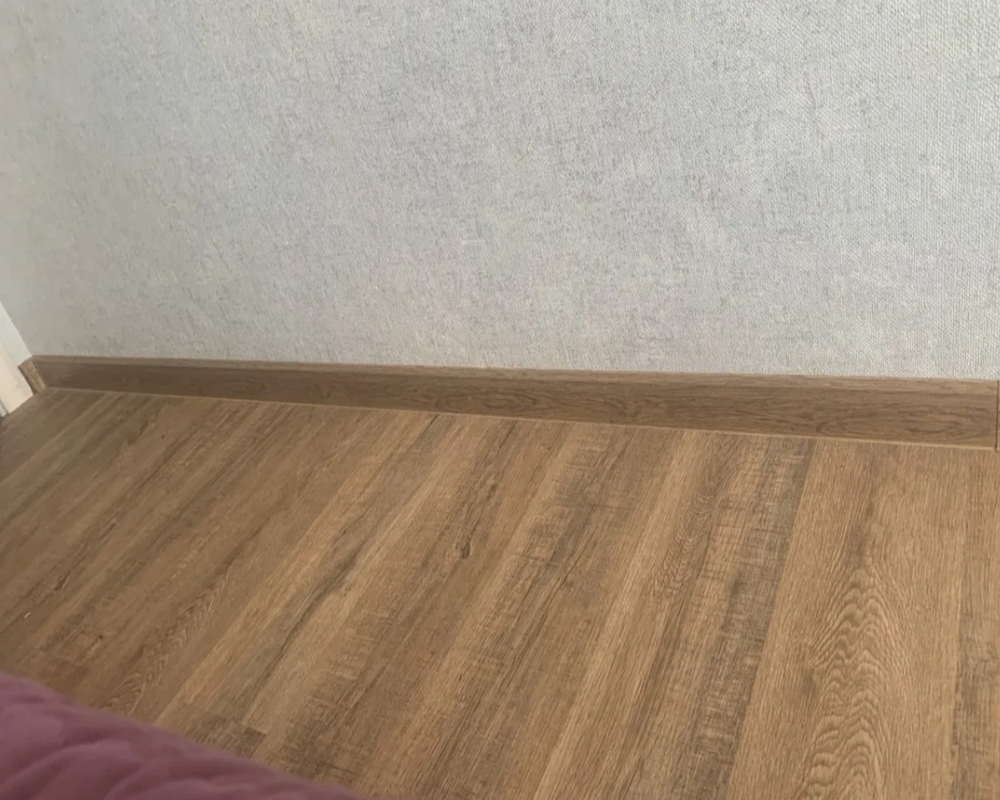 Плинтус ПВХ со съемной панелью Идеал Деконика 70 мм 212 Дуб светлый