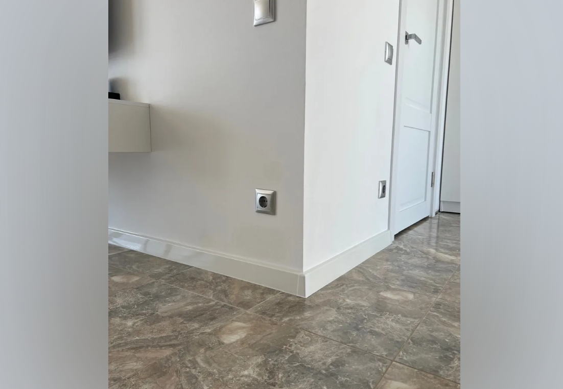 Плинтус ПВХ со съемной панелью Идеал Деконика 70 мм 263 Клен северный