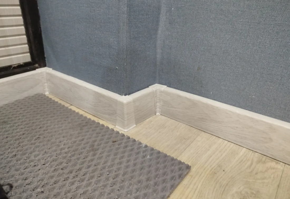 Плинтус ПВХ со съемной панелью Идеал Деконика 70 мм 263 Клен северный