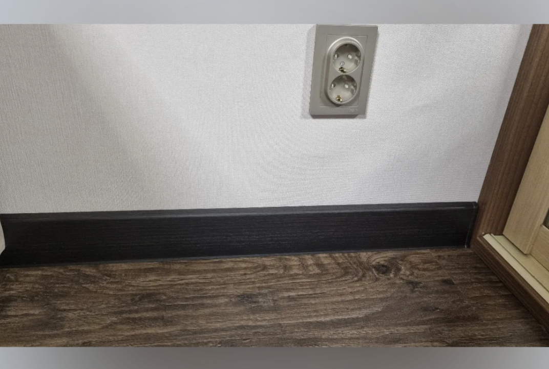 Плинтус ПВХ со съемной панелью Идеал Деконика 70 мм 007 Черный