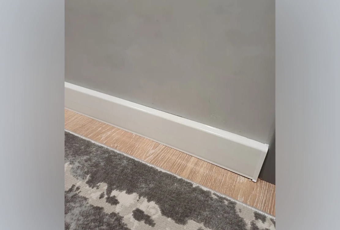 Плинтус ПВХ со съемной панелью Идеал Деконика 70 мм 265 Клен патина