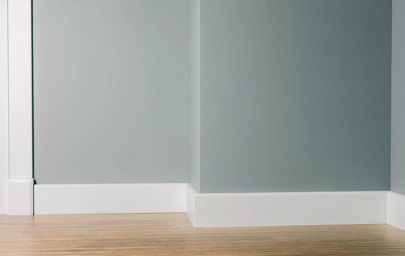 Плинтус кедр Стоунвуд. 80B 80мм 2,35м Белый