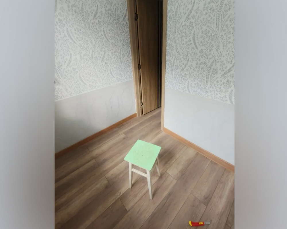 Плинтус ПВХ со съемной панелью Идеал Деконика 70 мм 212 Дуб светлый