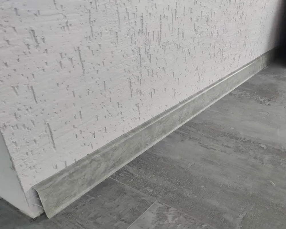 Плинтус ПВХ со съемной панелью Идеал Деконика 70 мм 418 Дуб жемчужный