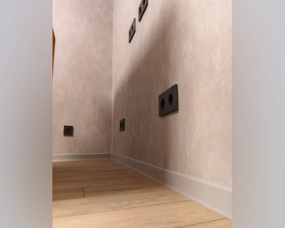 Плинтус ПВХ со съемной панелью Идеал Деконика 70 мм 002 Светло - серый