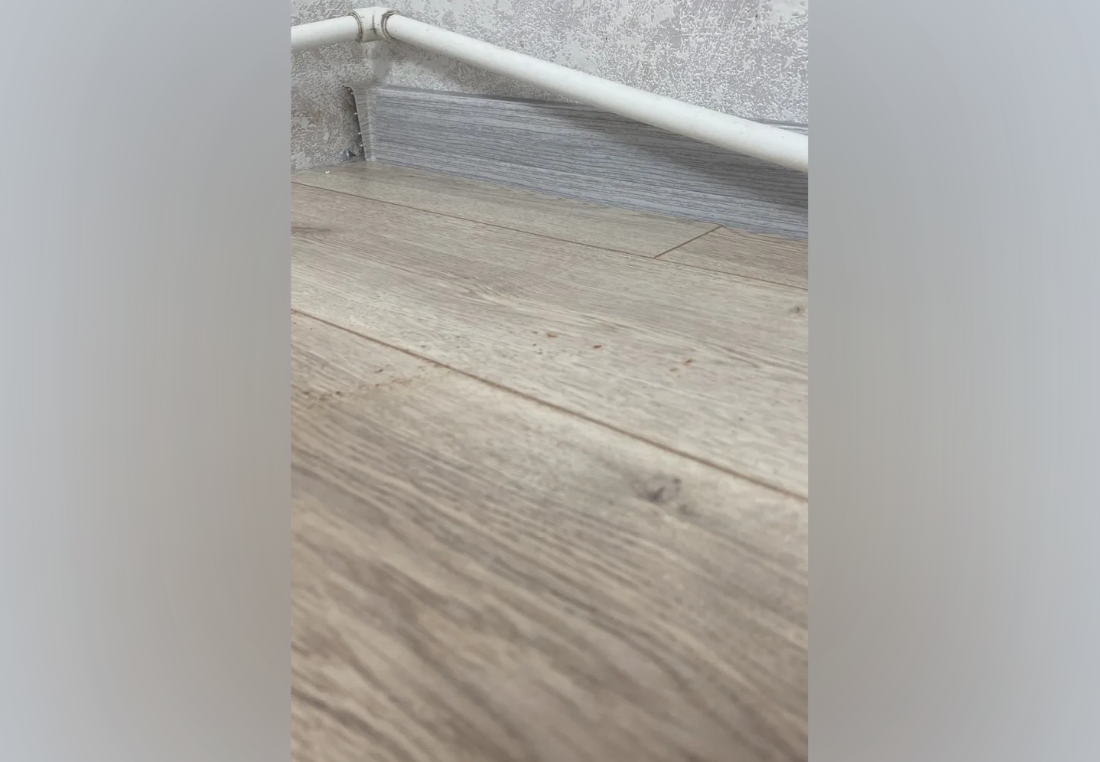 Плинтус ПВХ со съемной панелью Идеал Деконика 70 мм 265 Клен патина