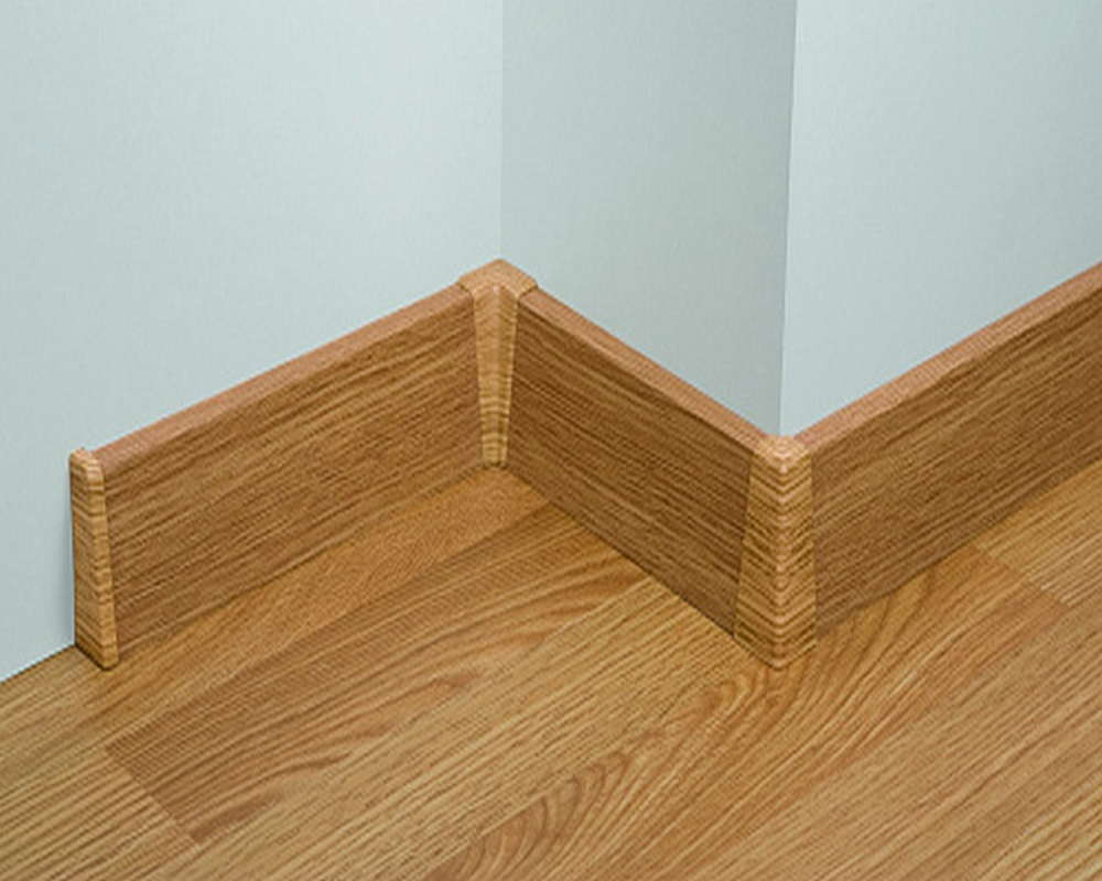 Плинтус ПВХ со съемной панелью Идеал Деконика 70 мм 221 Дуб янтарный