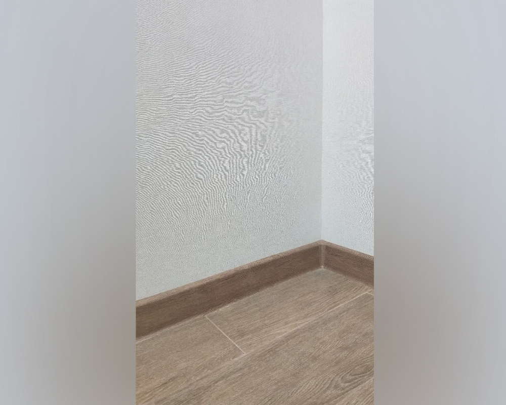 Плинтус ПВХ со съемной панелью Идеал Деконика 70 мм 221 Дуб янтарный