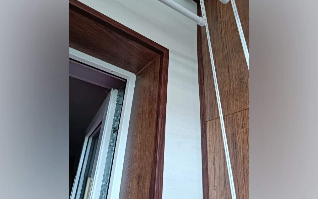 Угол ПВХ ИДЕАЛ 20*20 2,7м 302 Венге Черный