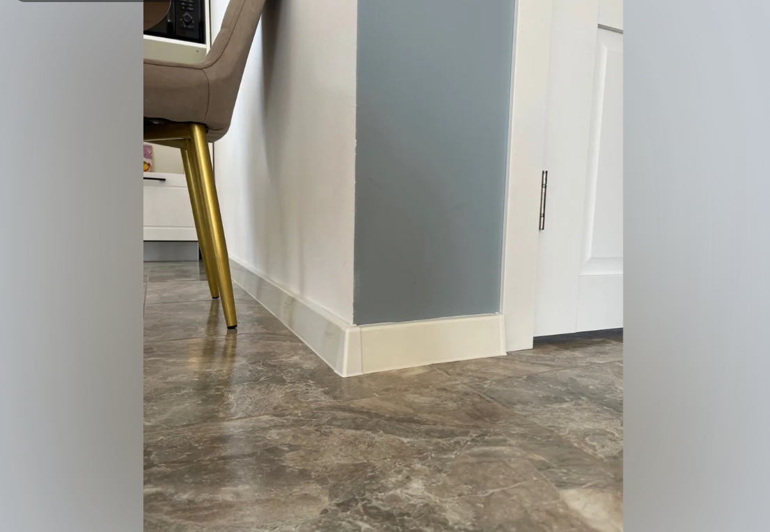 Плинтус ПВХ со съемной панелью Идеал Деконика 70 мм 265 Клен патина