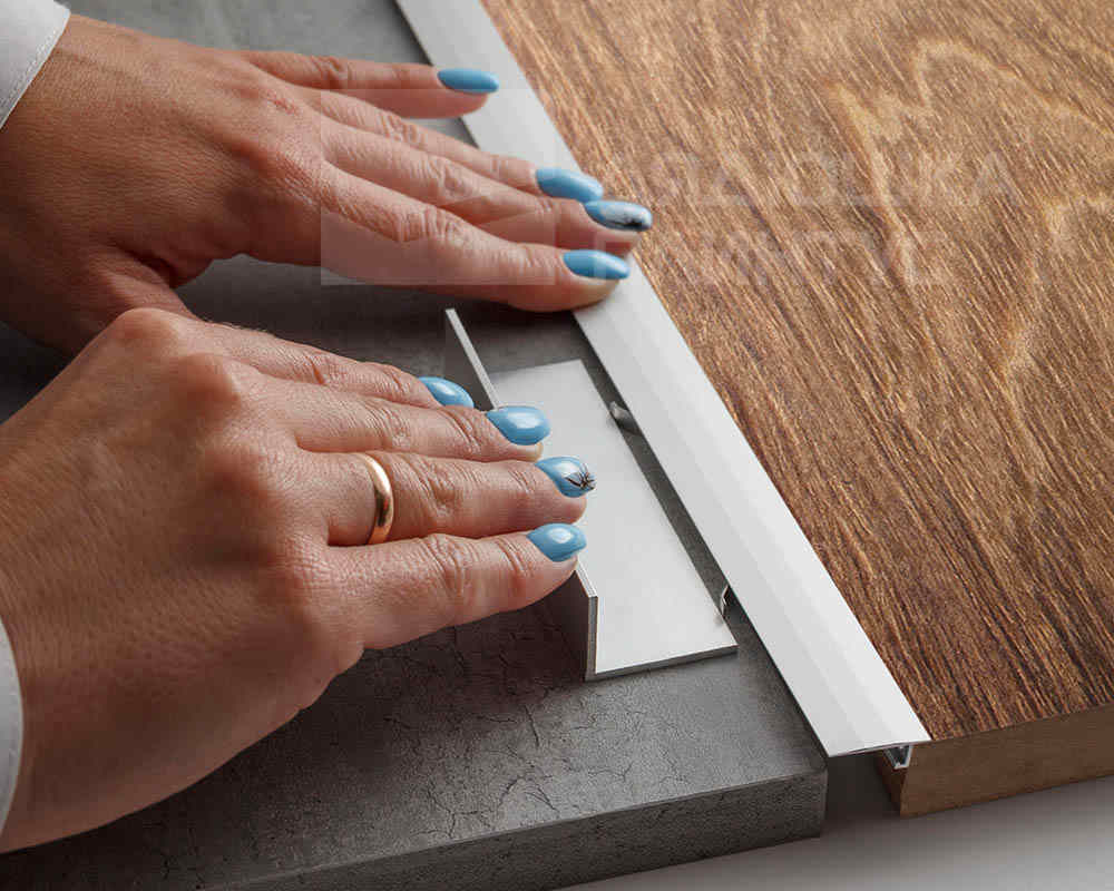 Профиль НЕПЛИНТУС UL25X6-03 25х6х2000мм Черный